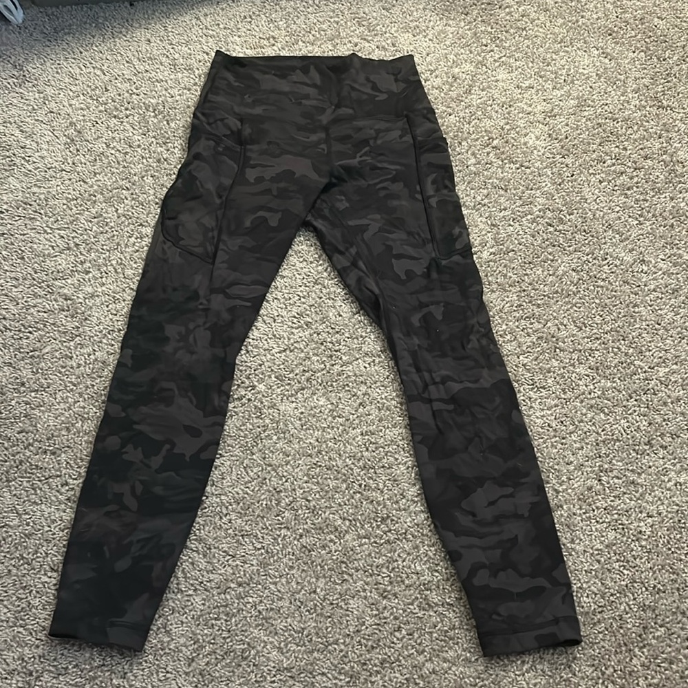 Dark grey and black HeyNuts leggings